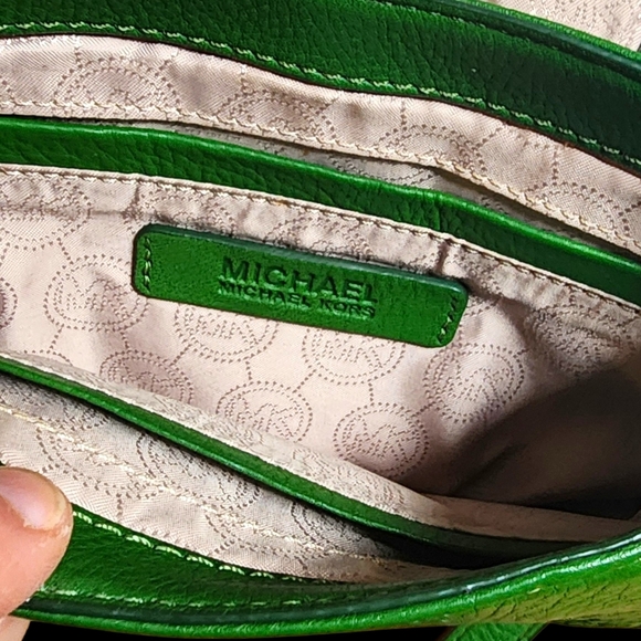 NWOT Michael Michael Kors Charlton Green Pebble Leather Crossbody Mini Push Lock - Picture 4 of 4
